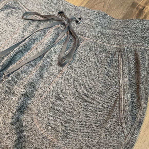 Old navy joggers - Picture 2 of 5